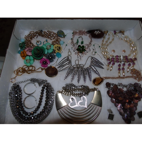 98 - A tray of quality costume jewellery necklaces