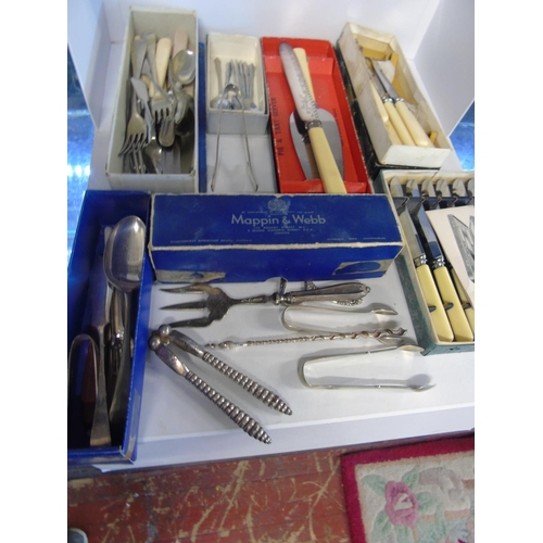 29 - A selection of boxed and cased flat ware & cutlery