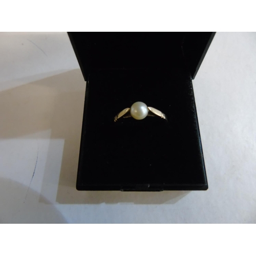 164 - A 9ct gold & pearl ring size Q