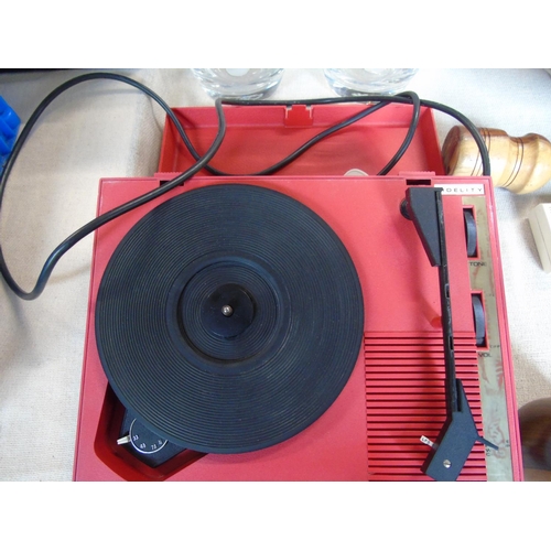 387 - A vintage Fidelity portable record player (working)