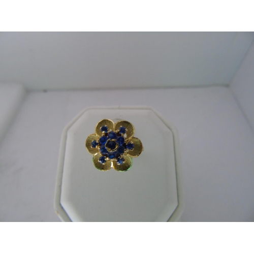 544 - An unusual 14ct gold blue stone flower ring size N 1/4