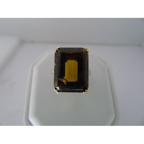 546 - A 14ct gold large emerald cut amber stone ring size N 1/2