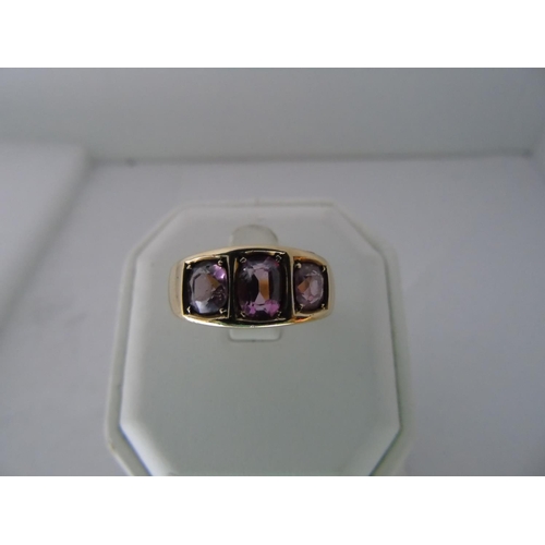 548 - A heavy 14ct gold & possibly pink sapphire trilogy ring size O 1/2