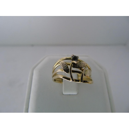 550 - A bespoke 9ct gold flower ring size N