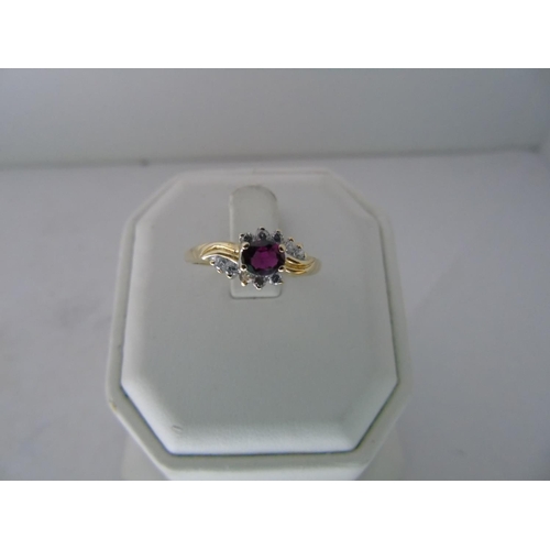 551 - A 9ct gold garnet & white topaz ring size O 1/2