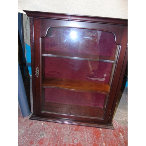 299 - A good quality mahogany display cabinet. 58cmx22cmx65cm