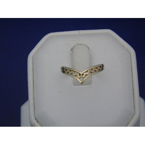 239 - A 9ct gold wishbone ring size Q