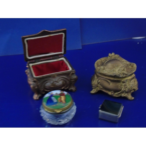 500 - A collection of vintage trinket boxes in good conditiion