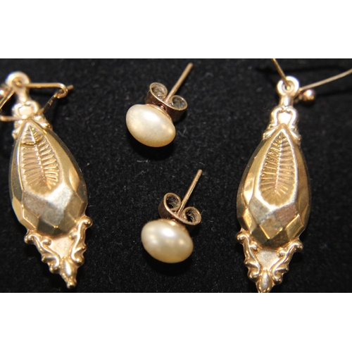 138 - Two pairs of 9ct gold earrings