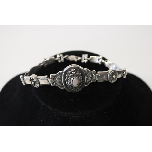 141 - A 925 silver bracelet