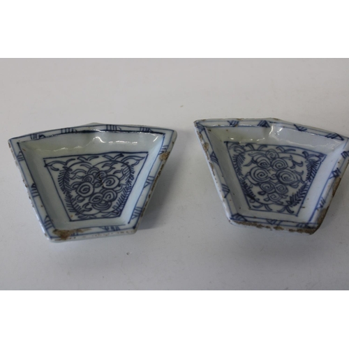 618 - A pair of antique Chinese blue & white dishes (as found)