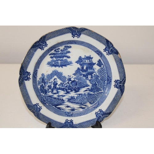 624 - A antique Chinese blue & white plate with slight damage to the edges. Unusual mark to the reverse. d... 