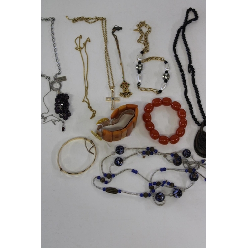 124 - A mixed selection of costume jewellery