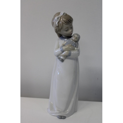 15 - A Nao figurine.
Height 25cm