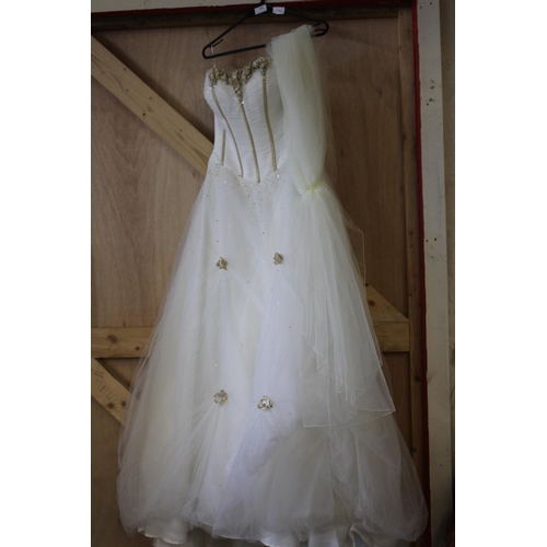 446 - A white wedding dress with veil