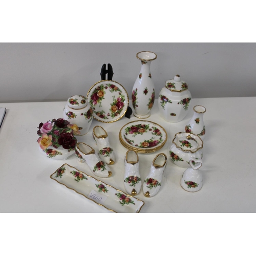 51 - A job lot of Royal Albert Old Country Roses in overall good condition