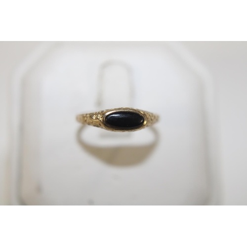 1065 - A 9ct gold & black onyx signet ring size N 1/2