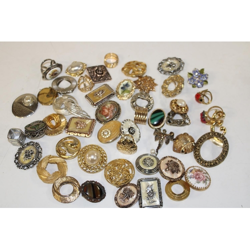 1070 - A selection of 49 assorted vintage scarf clips