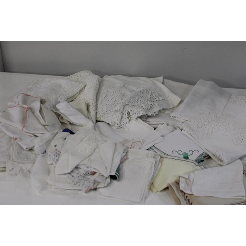 1076 - A selection of vintage linen