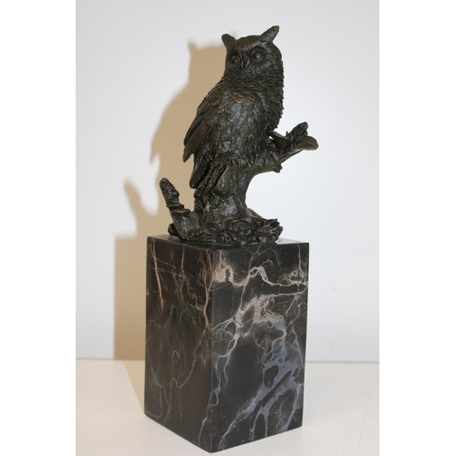 55 - A quality cast bronze owl on a marble plinth 28cm tall