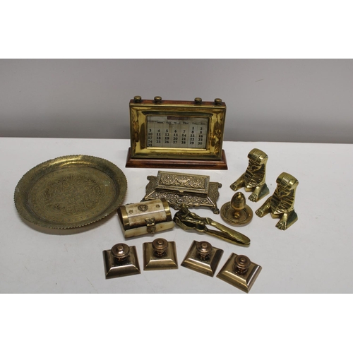 61 - A selection of assorted vintage brass ware