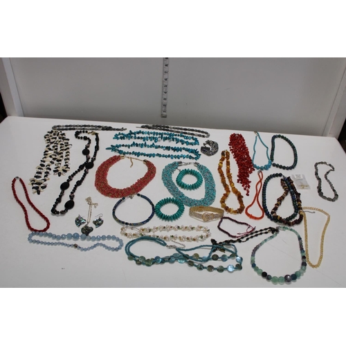 33 - A selection of costume jewellery