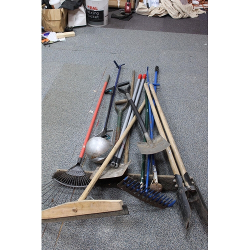 439 - A job lot of gardening tools including a cordless strimmer (no charger) (items not on site viewing b... 