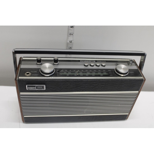 284 - A vintage Roberts R900 radio