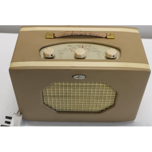 474 - A vintage Roberts radio