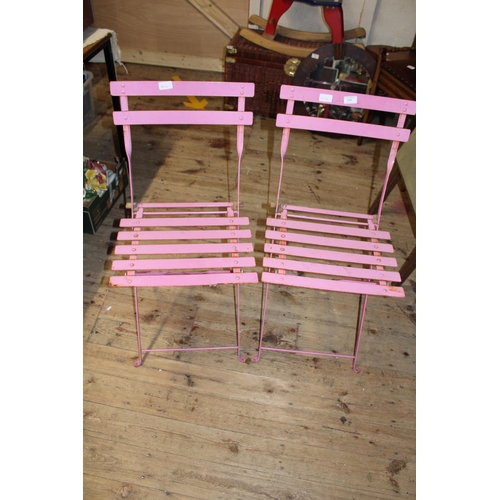 100 - A pair of vintage foldable metal garden chairs. Postage unavailable