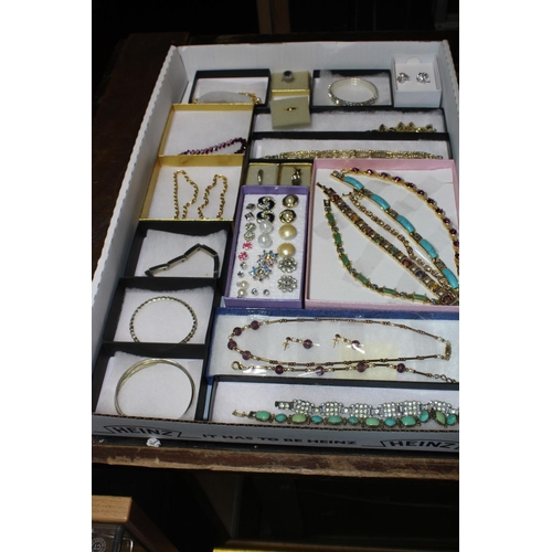 133 - A good tray of costume jewellery