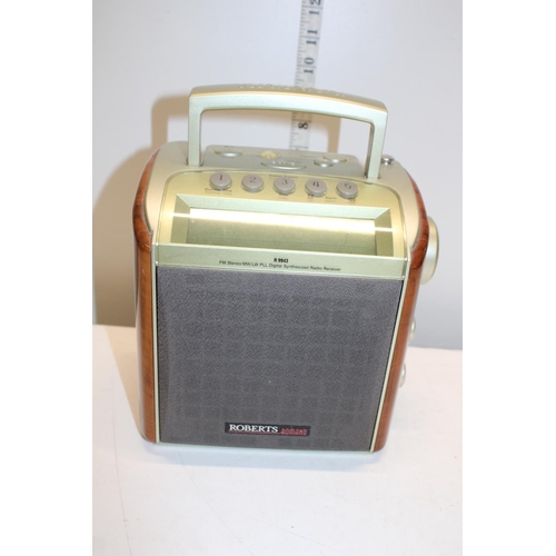 323 - A vintage Roberts Romano radio