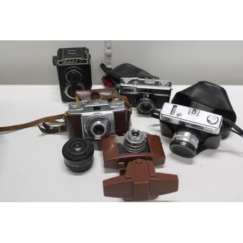 35 - A selection of vintage cameras