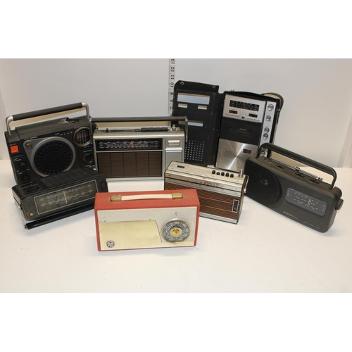 354 - A job lot of assorted vintage radios