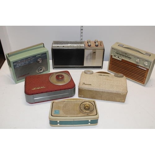 360 - A selection of vintage radios