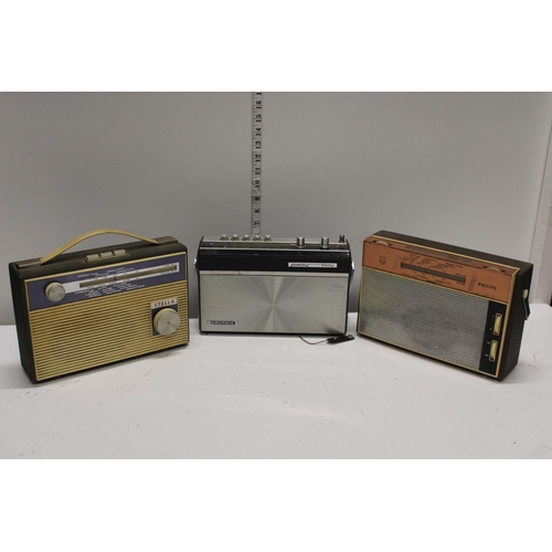 369 - Three vintage radios