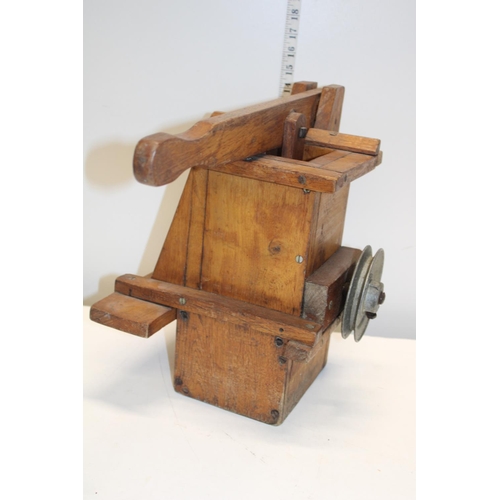 38 - A antique oak apple press. postage not available