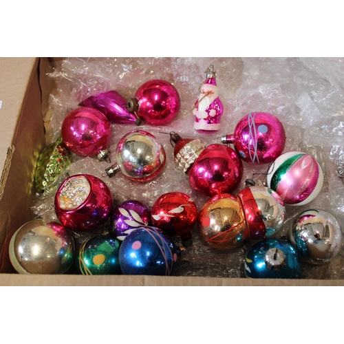 142 - A job lot of vintage Xmas tree baubles