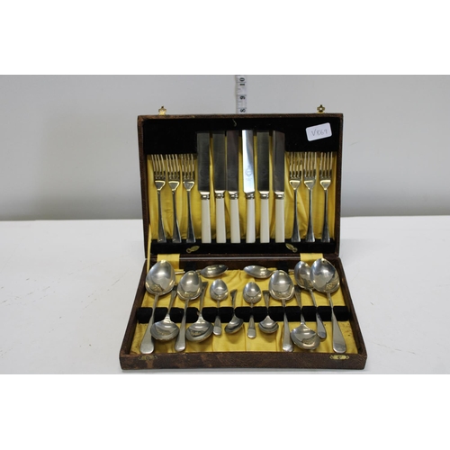 405 - A box set of vintage cutlery