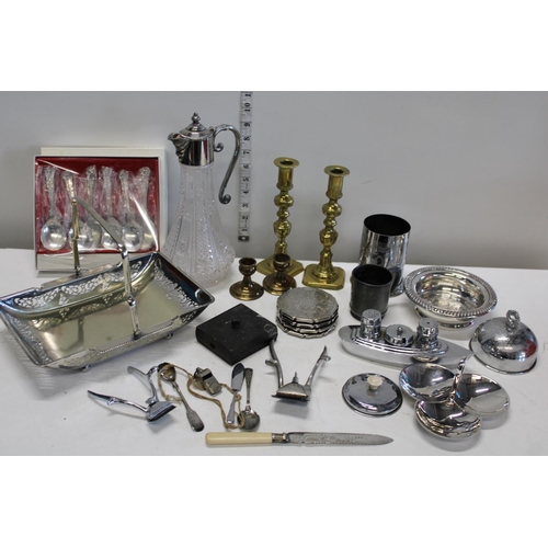 422 - A selection of vintage silver plated and brass items