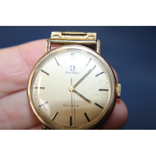 286 - A vintage 9ct gold bodied Omega Geneve mens wrist watch with expanding strap in a Garrad & Co presen... 