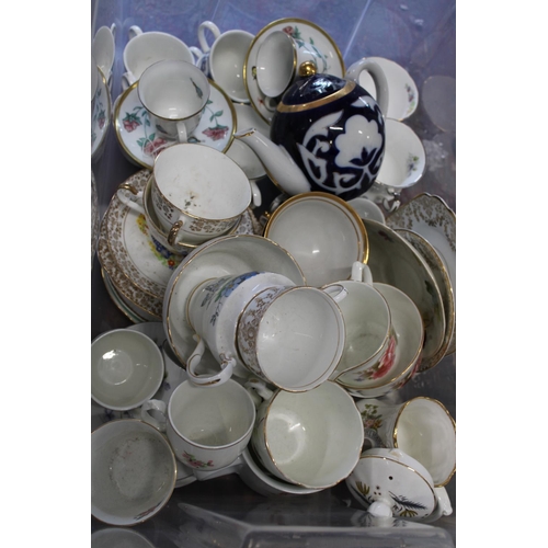 54 - A job lot of misc ceramic items 'no postage available'