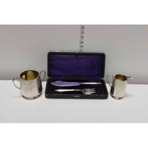 39 - Two pieces of silver plated ware and a boxed cake slice set