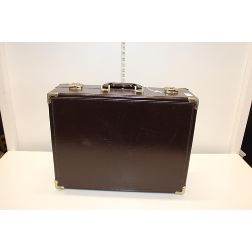 427 - A vintage hard case brown suitcase