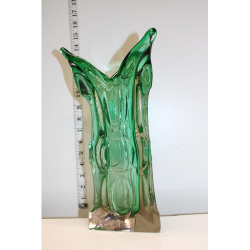 129 - A Murano Italian studio glass vase (Slight chip)