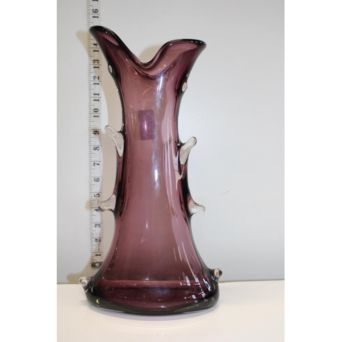 30 - A Murano Italian studio glass vase