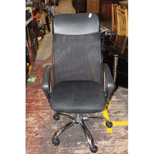 418 - A swivel office chair