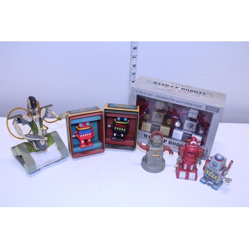 228 - A job lot of assorted wind up robot models