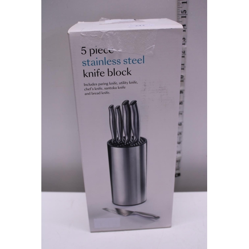 243 - A five piece knife block