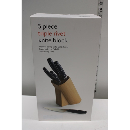 247 - A five piece knife block